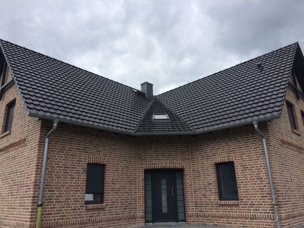 Von HKS ausgeführtes dunkles Steildach an einem Wohnhaus in der Prignitz