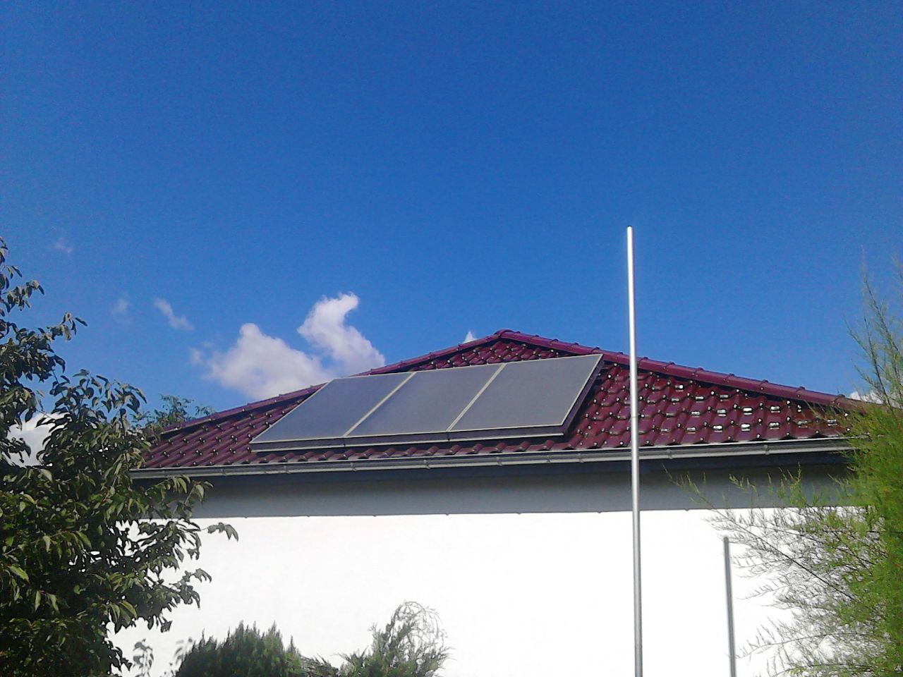 Rotes Ziegeldach mit Solarthermieanlage